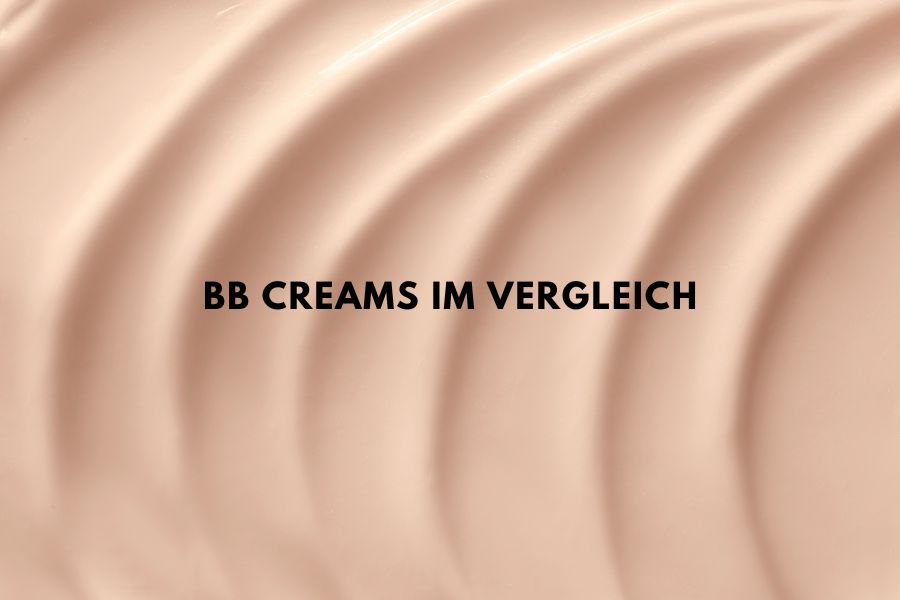 BB Cream Vergleich – beigefarbene Make-up-Textur als Hintergrundbild für einen Beauty Blog über leichte Foundations und natürliche Deckkraft