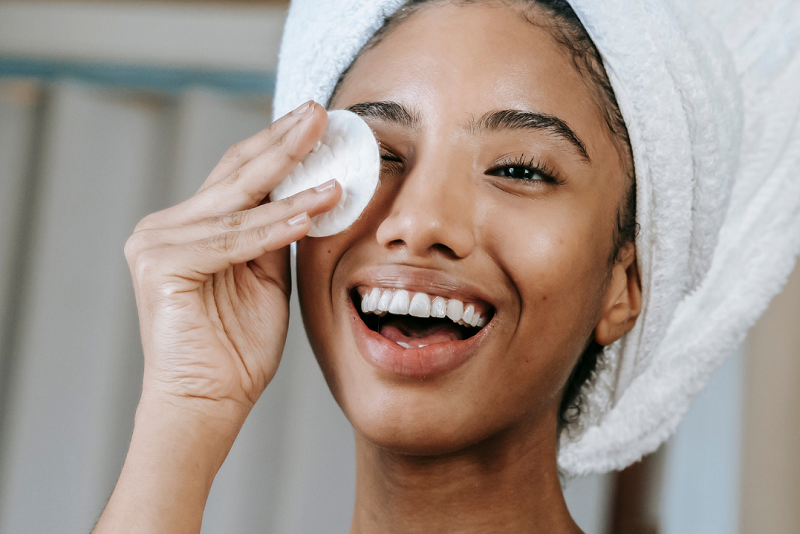 Wasserfestes Augenmakeup richtig entfernen, ohne die Augen zu reizen