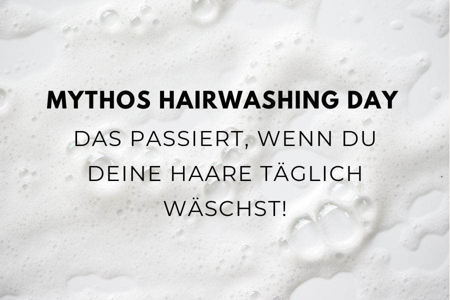 Titelbild für einen Beauty Blogartikel über den Mythos Haare täglich waschen mit schaumiger Shampoo-Textur im Hintergrund.