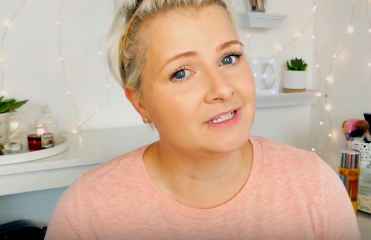 Youtuberin Elo zeigt ihre Hautpflege Routine