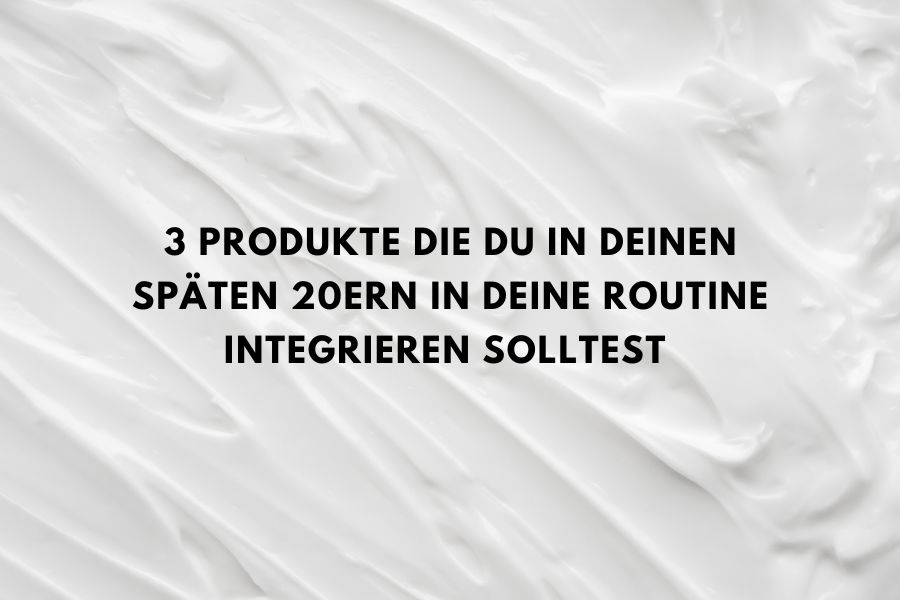 Abstrakte Creme-Textur als Hintergrund für einen Blogartikel über wichtige Hautpflegeprodukte in den späten 20ern.