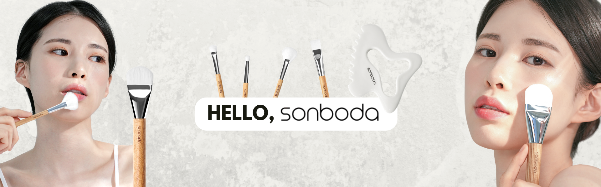 Werbebanner von "sonboda" mit Kosmetikpinseln aus Holz, einem weißen Gua Sha Tool und einer Frau bei der Gesichtspflege. Enthält das Logo "HELLO, sonboda".