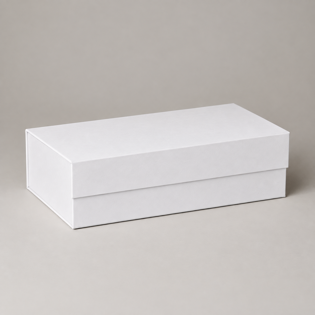 Geschenkbox mit Magnetverschluss in Weiß, Maße 27 × 17 × 7 cm