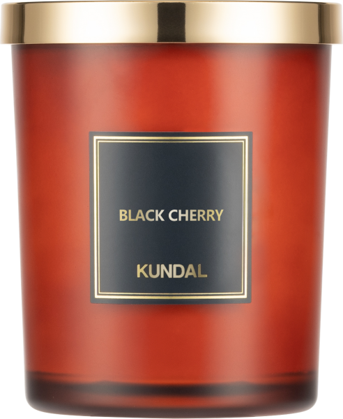 Ein Kerze aus Sojawachs der Marke Kundal in der Duftrichtung Black Cherry